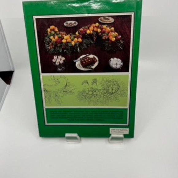 Vintage First Edition Colonial Williamsburg Decorates For Christmas - Picture 2 of 5